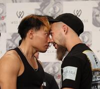 　顔をあわせるソルジャー沖田（左）とジュリオサンピエール（撮影・佐々木彰尚）