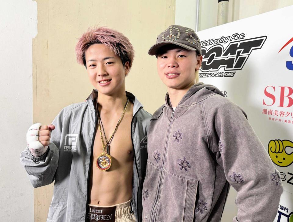 　初回ＫＯ勝ちした那須川龍心（左）と、インタビューに乱入した兄の天心