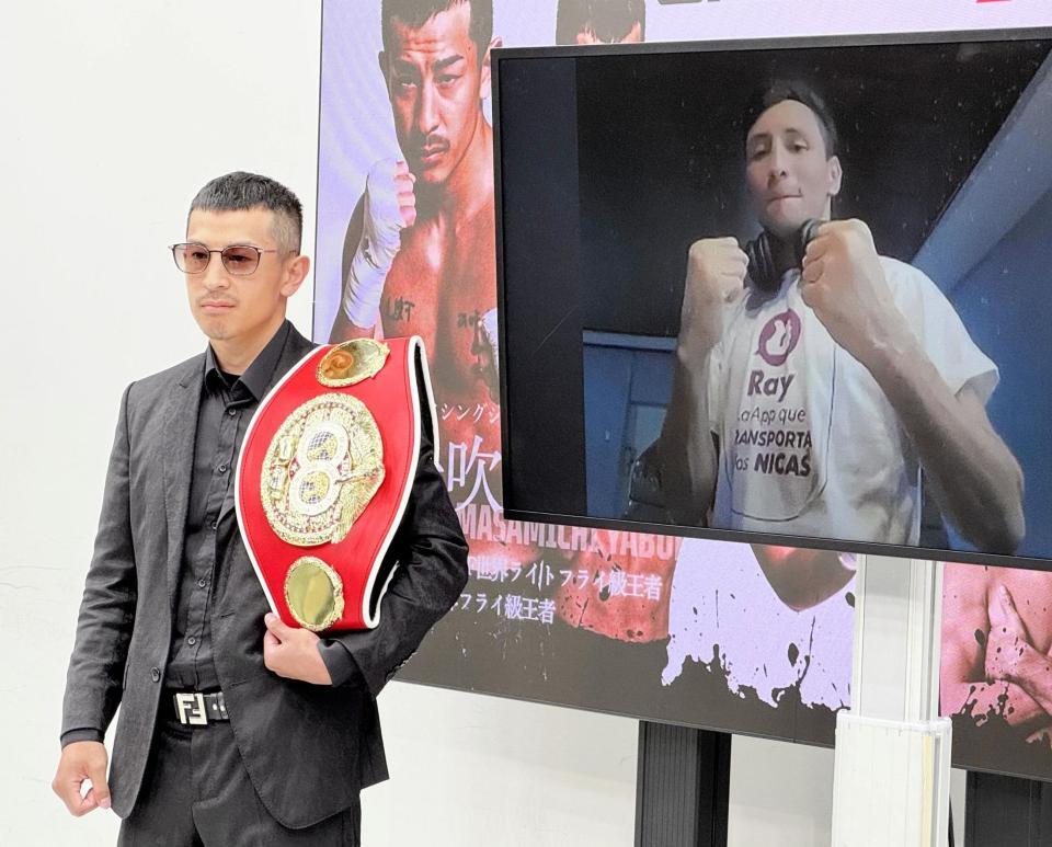 　１２・２７愛知で世界戦が発表されたＩＢＦ世界フライ級王者の矢吹正道（左）と指名挑戦者フェリックス・アルバラード