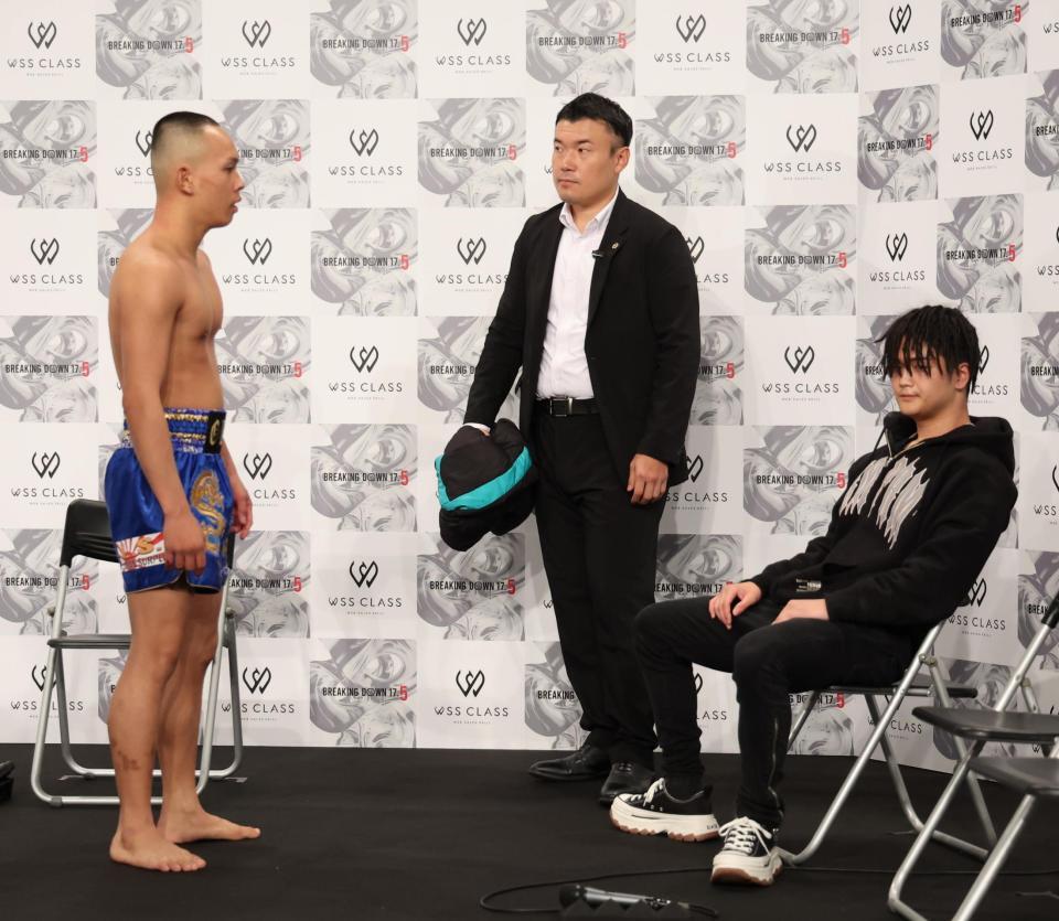 　オビエル（左）から挑発されるドラゴン（撮影・佐々木彰尚）