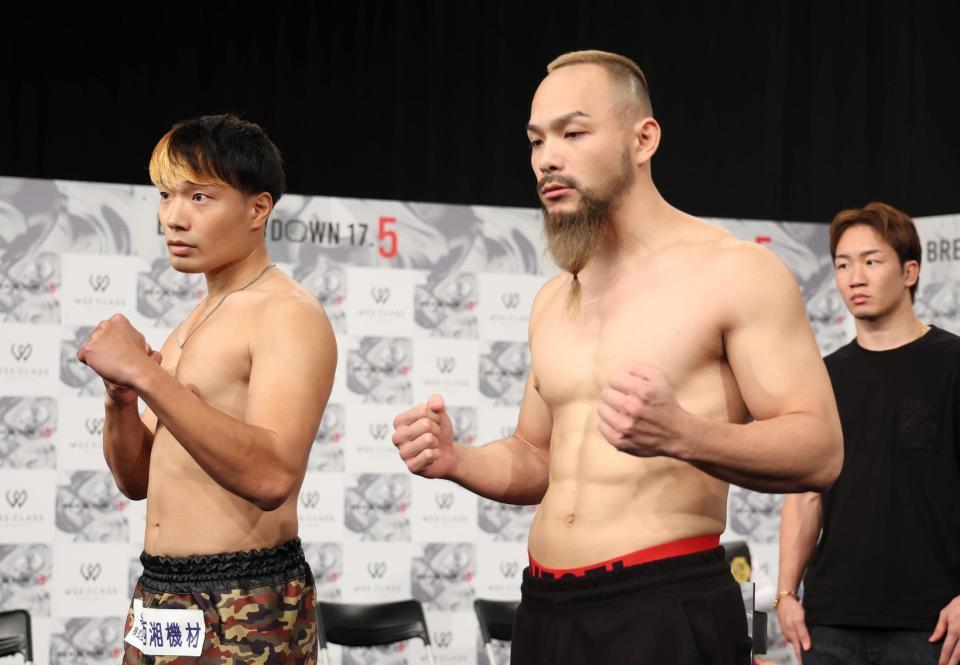 　ポーズを決めるソルジャー沖田（左）とジュリオサンピエール（撮影・佐々木彰尚）