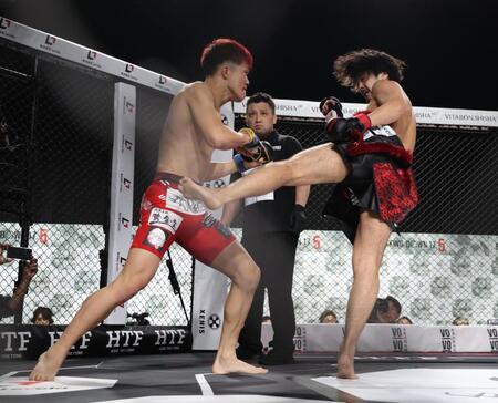 　ゴングマン（左）を攻めるＴＥＴＳＵ（撮影・佐々木彰尚）