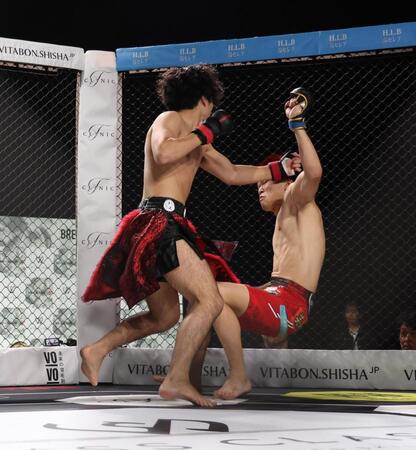 　ゴングマン（右）からダウンを奪うＴＥＴＳＵ（撮影・佐々木彰尚）