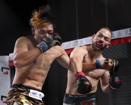 　ソルジャー沖田（左）を攻めるジェリオサンピエール（撮影・佐々木彰尚）