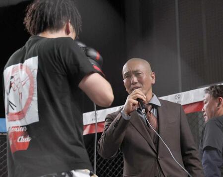 　試合後、ドラゴンを挑発する村田将一（撮影・佐々木彰尚）