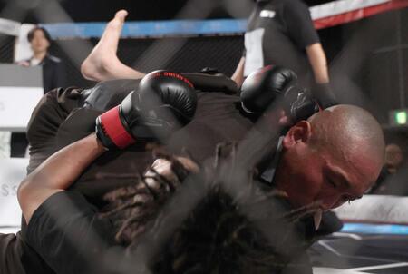 　試合後、ドラゴン（下）を襲撃した村田将一（撮影・佐々木彰尚）