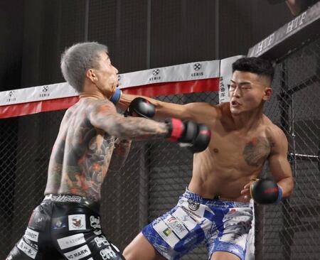 　富永啓悟（左）を攻める竜（撮影・佐々木彰尚）