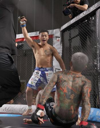 　富永啓悟（下）をＫＯした竜（撮影・佐々木彰尚）