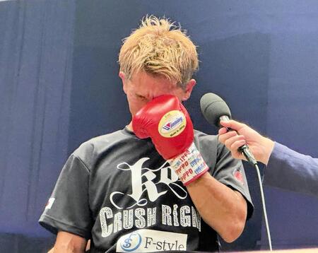 元世界王者の尾川堅一、天国の後輩に捧げるＫＯで涙「浦川を背負って世界一を」８月にリング禍で急逝、遺族もリングサイドで涙