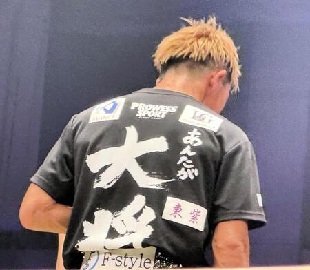 　Ｔシャツの背中に、８月に死去したジムの後輩である浦川大将さんのデザインを入れて戦った尾川堅一