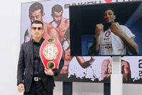 　オンラインで会見したフェリックス・アルバラード（画面内）と写真に納まる矢吹正道