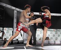 　ゴングマン（左）を攻めるＴＥＴＳＵ（撮影・佐々木彰尚）