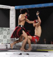 　ゴングマン（右）からダウンを奪うＴＥＴＳＵ（撮影・佐々木彰尚）