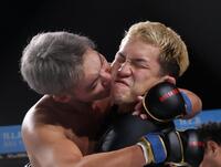 　川村優平（左）からキスされる川島悠汰（撮影・佐々木彰尚）