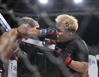 　川村優平（左）からパンチを浴びる川島悠汰（撮影・佐々木彰尚）