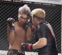 　川村優平（左）を攻める川島悠汰（撮影・佐々木彰尚）