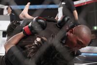 　試合後、ドラゴン（下）を襲撃した村田将一（撮影・佐々木彰尚）