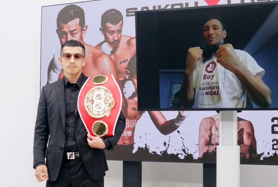 　オンラインで会見したフェリックス・アルバラード（画面内）と写真に納まる矢吹正道