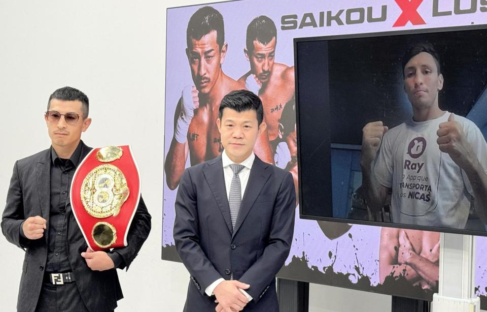 12・27愛知で世界戦を行うIBF世界フライ級王者の矢吹正道(左)と指名挑戦者フェリックス・アルバラード(モニター内)。中央は興行主催者の亀田興毅ファウンダー