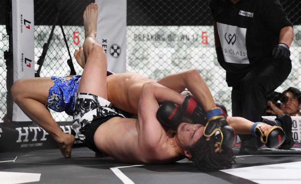 　オビエル（上）を攻めるドラゴン（撮影・佐々木彰尚）