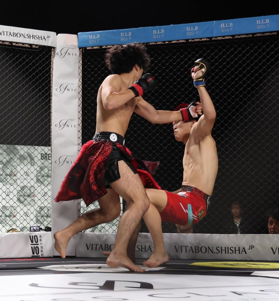 　ゴングマン（右）からダウンを奪うＴＥＴＳＵ（撮影・佐々木彰尚）