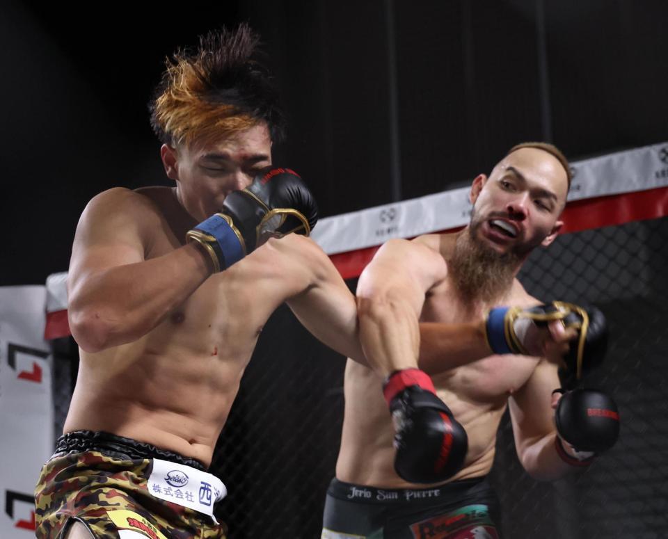 　ソルジャー沖田（左）を攻めるジェリオサンピエール（撮影・佐々木彰尚）