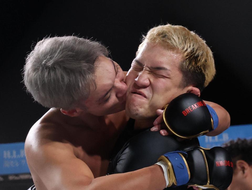 　川村優平（左）からキスされる川島悠汰（撮影・佐々木彰尚）