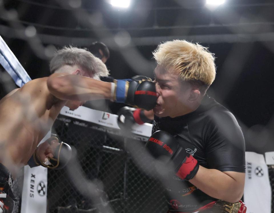 　川村優平（左）からパンチを浴びる川島悠汰（撮影・佐々木彰尚）