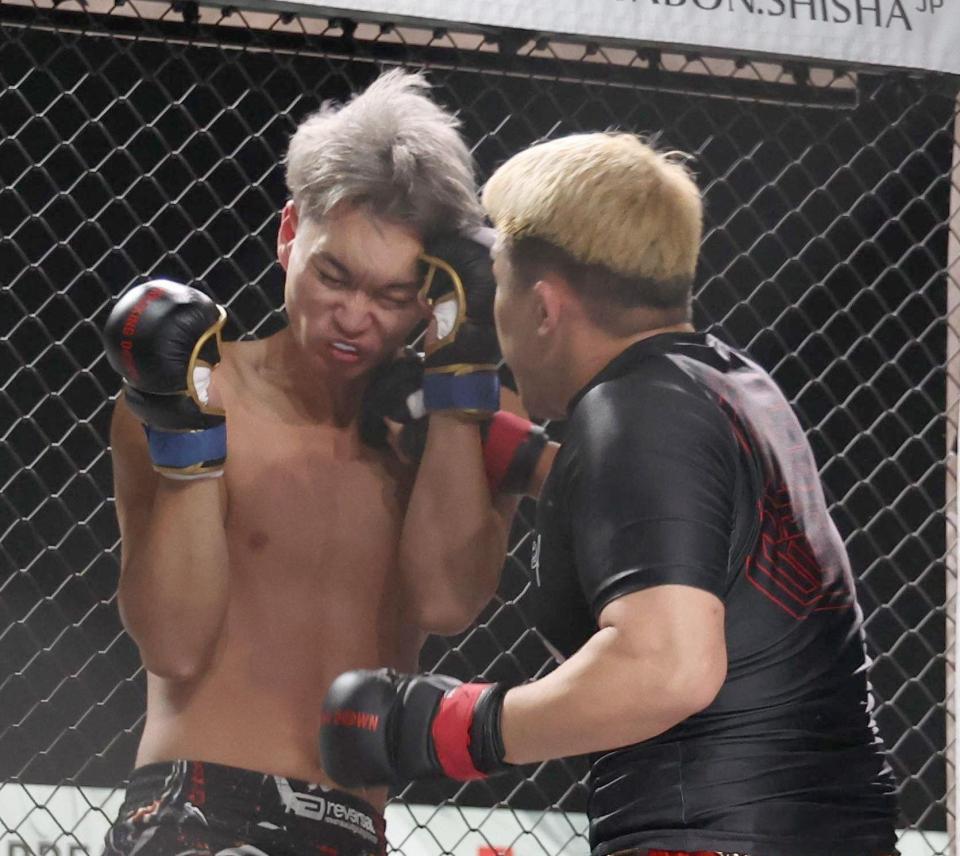 　川村優平（左）を攻める川島悠汰（撮影・佐々木彰尚）