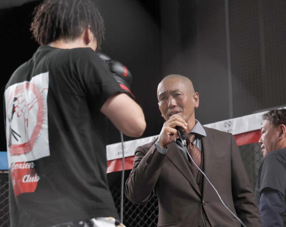 　試合後、ドラゴンを挑発する村田将一（撮影・佐々木彰尚）