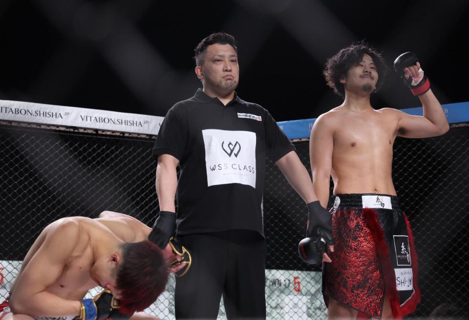 　ＴＥＴＳＵ（右）に敗れ号泣するゴングマン（撮影・佐々木彰尚）