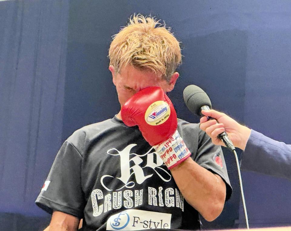 　ＫＯ勝利後のインタビューで、８月に死去したジムの後輩である浦川大将さんを思い号泣する尾川堅一