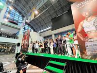 　公開計量を終えて登壇した出場選手