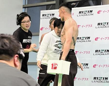 　計量前に火花を散らす秋元（奥）と萩原