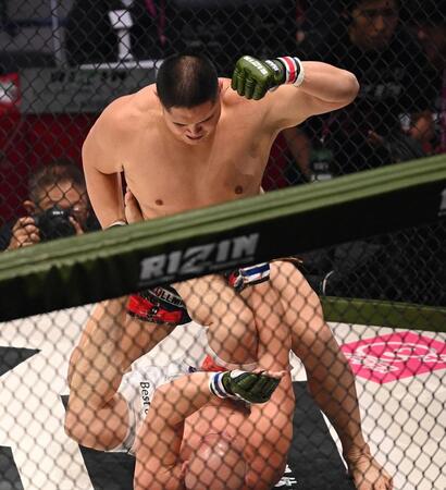 　ＭＡＸ吉田（下）を攻める貴賢神（撮影・西田忠信）