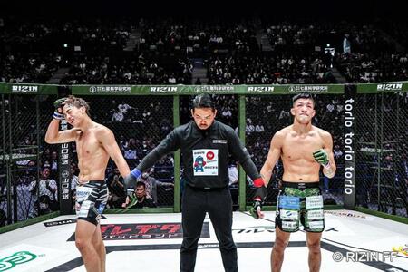　判定で敗れ頭を抱える安井飛馬（左）と、拳を握る鹿志村仁之介（右）©ＲＩＺＩＮ　ＦＦ