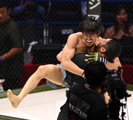 【写真】喜び爆発の桜庭和志長男　圧巻一本膝十字葬