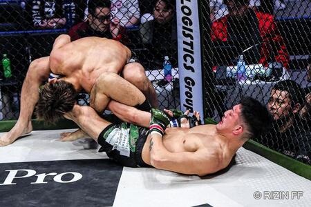 　左腕を攻められる安井飛馬（奥）と攻める鹿志村仁之介（手前）©ＲＩＺＩＮ　ＦＦ