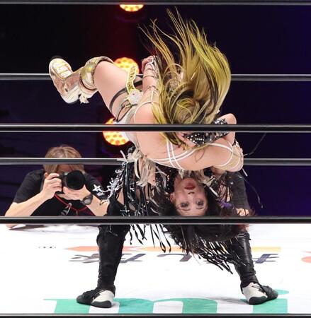 　渡辺桃（上）を攻める上谷沙弥