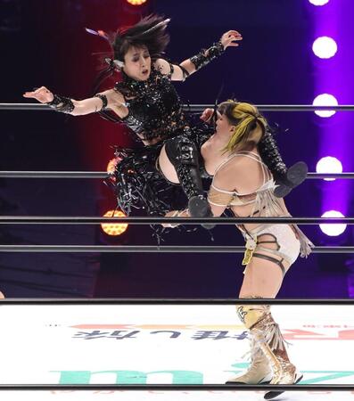 　渡辺桃（右）を攻める上谷沙弥