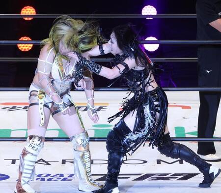 　エプロンサイドで渡辺桃（左）にエルボーを見舞う上谷沙弥