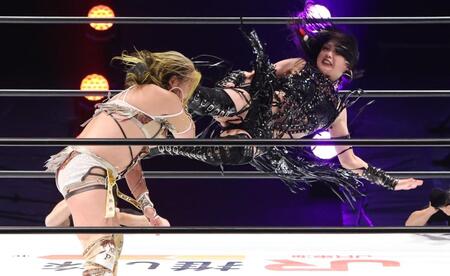 　渡辺桃（左）を攻める上谷沙弥