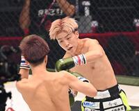 　水野夢斗（左）を攻めるＫＩＮＧ陸斗（撮影・西田忠信）