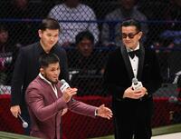 　リングに登場したラジャブアリ・シェイドゥラエフ。右は榊原信行ＣＥＯ（撮影・西田忠信）