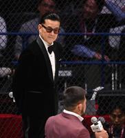 　ラジャブアリ・シェイドゥラエフ（手前）のあいさつを見守る榊原信行ＣＥＯ（撮影・西田忠信）