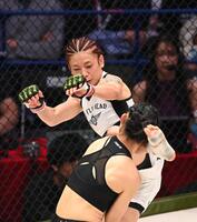 　イ・ボミ（手前）にキックを浴びせるケイト・ロータス（撮影・西田忠信）