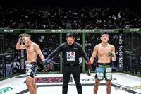 　判定で敗れ頭を抱える安井飛馬（左）と、拳を握る鹿志村仁之介（右）©ＲＩＺＩＮ　ＦＦ
