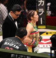 　大島沙緒里に勝利し、チャンピオンベルトを腰に巻く伊澤星花（右）＝撮影・西田忠信