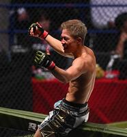 　萩原京平に勝利し喜ぶ秋元強真（撮影・西田忠信）