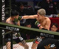 　萩原京平（左）を攻める秋元強真（撮影・西田忠信）